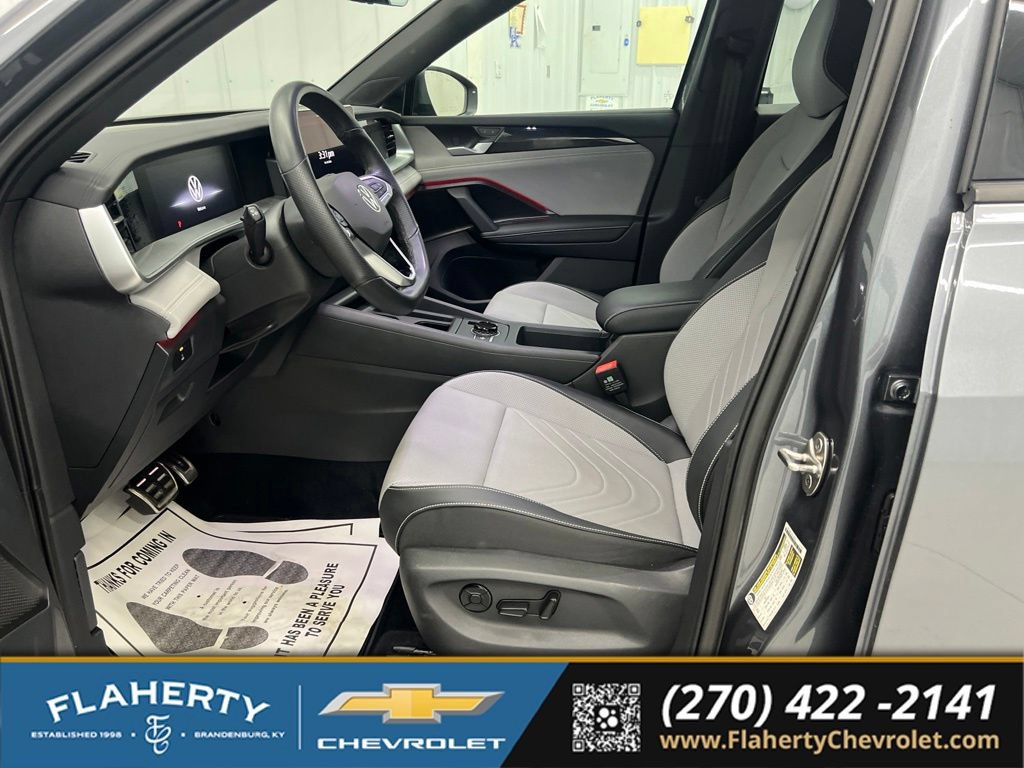 Used 2025 Volkswagen Tiguan SE R-Line AWD/4WD image 9