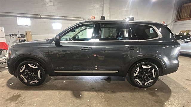 Used 2024 Kia Telluride EX image 2