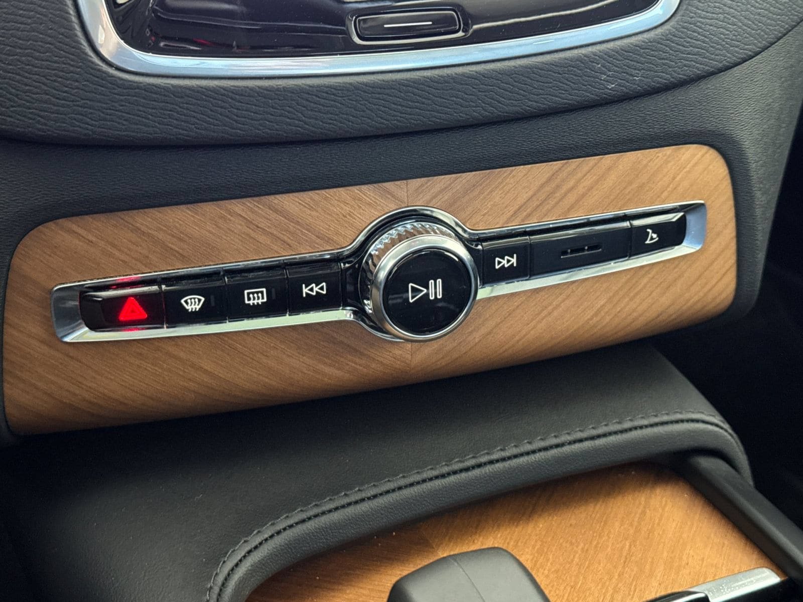 Certified 2024 Volvo XC90 T8 Plus AWD/4WD image 26