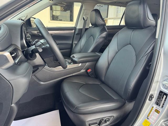 Used 2023 Toyota Highlander Limited image 21