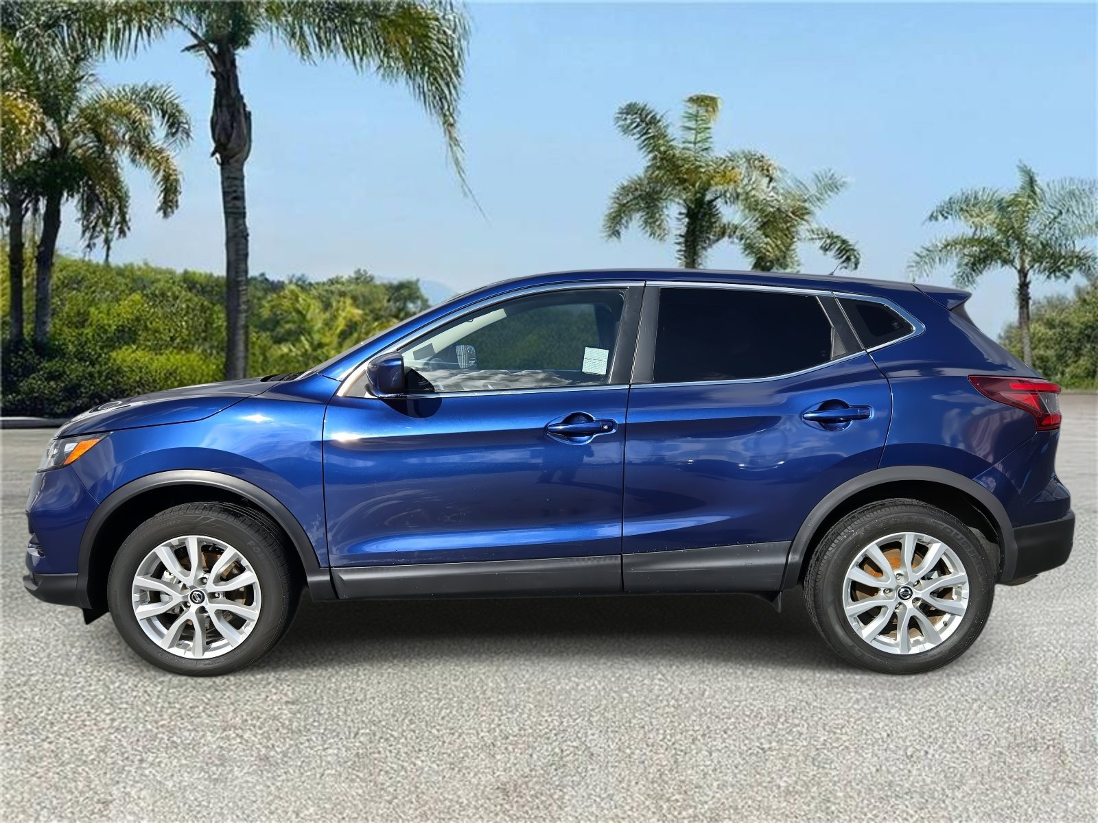 Used 2022 Nissan Rogue Sport S image 2