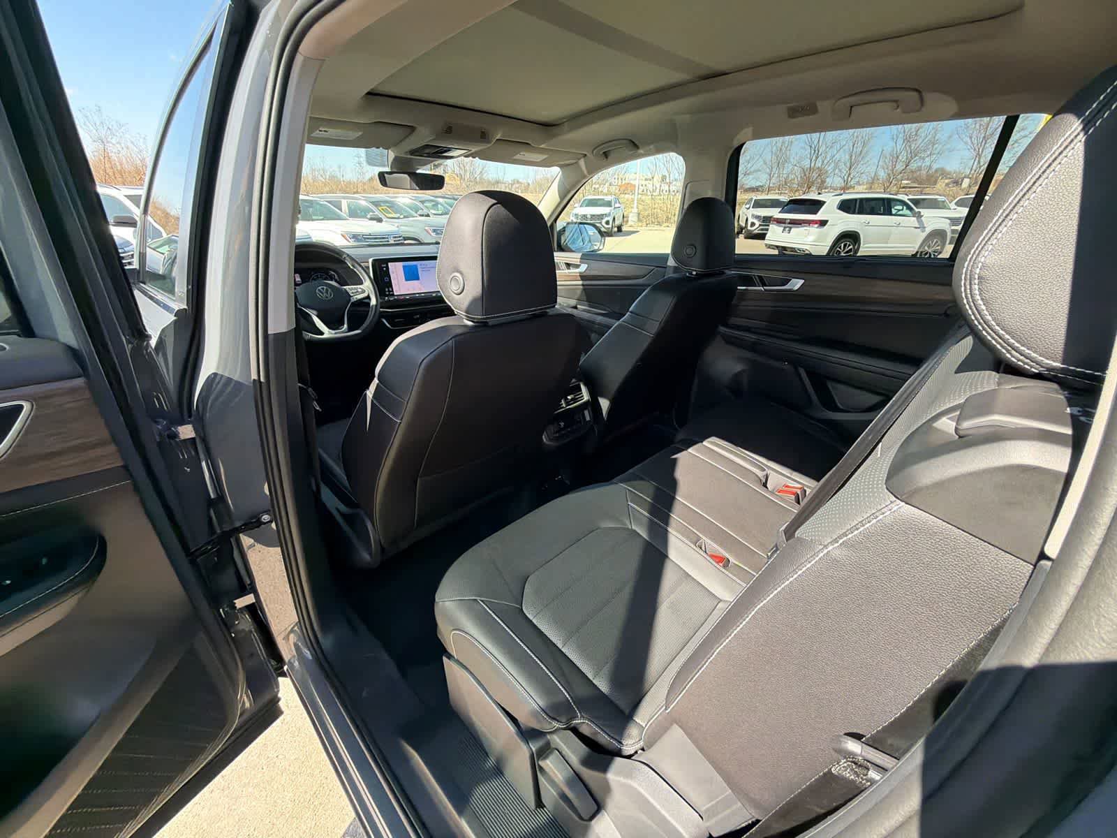 Used 2025 Volkswagen Atlas SEL AWD/4WD image 13