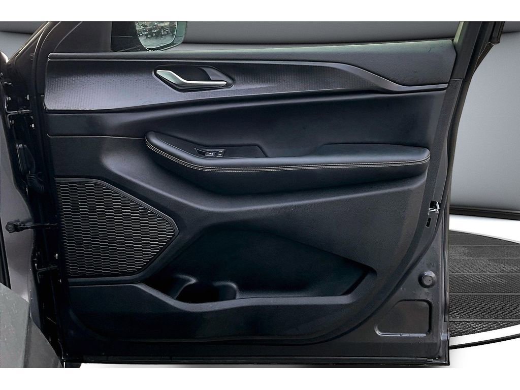 Certified 2025 Jeep Grand Cherokee Altitude image 21