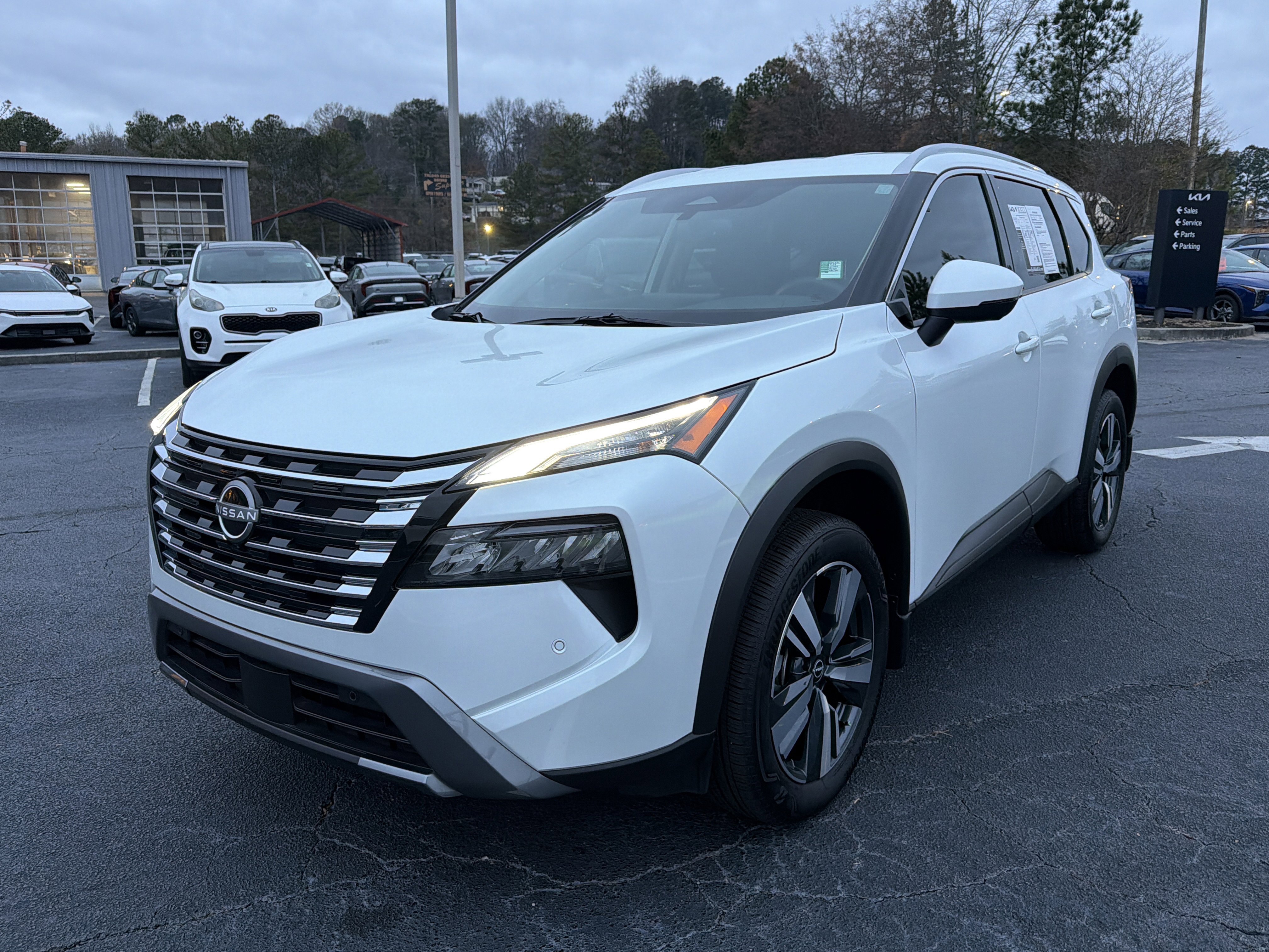 Used 2025 Nissan Rogue SL image 3