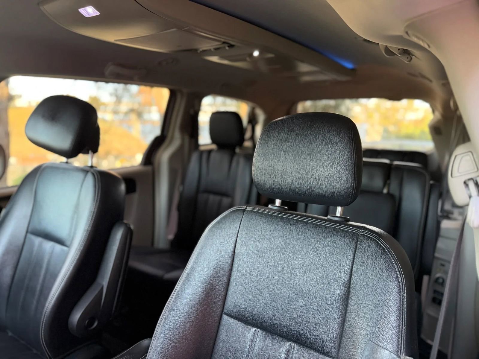 Used 2015 Chrysler Town & Country Touring FWD image 10