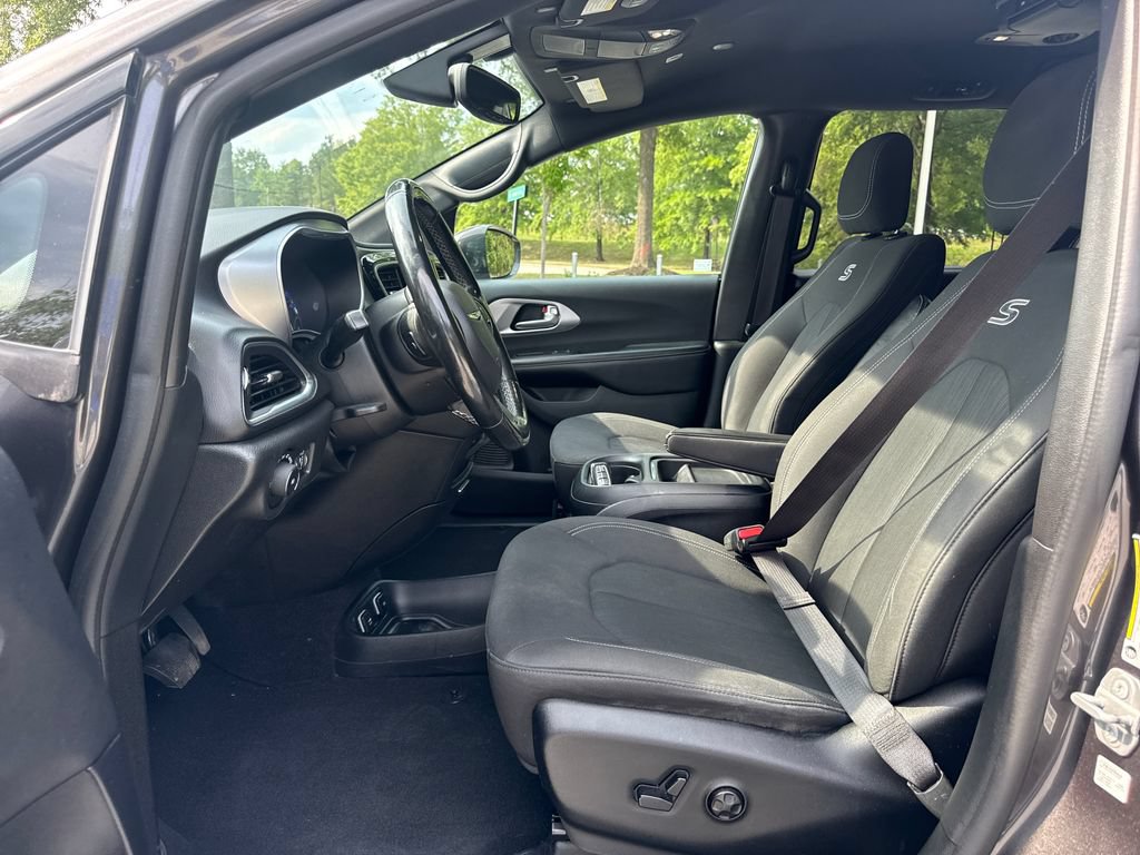Used 2019 Chrysler Pacifica Touring Plus w/ S Appearance Package FWD image 12