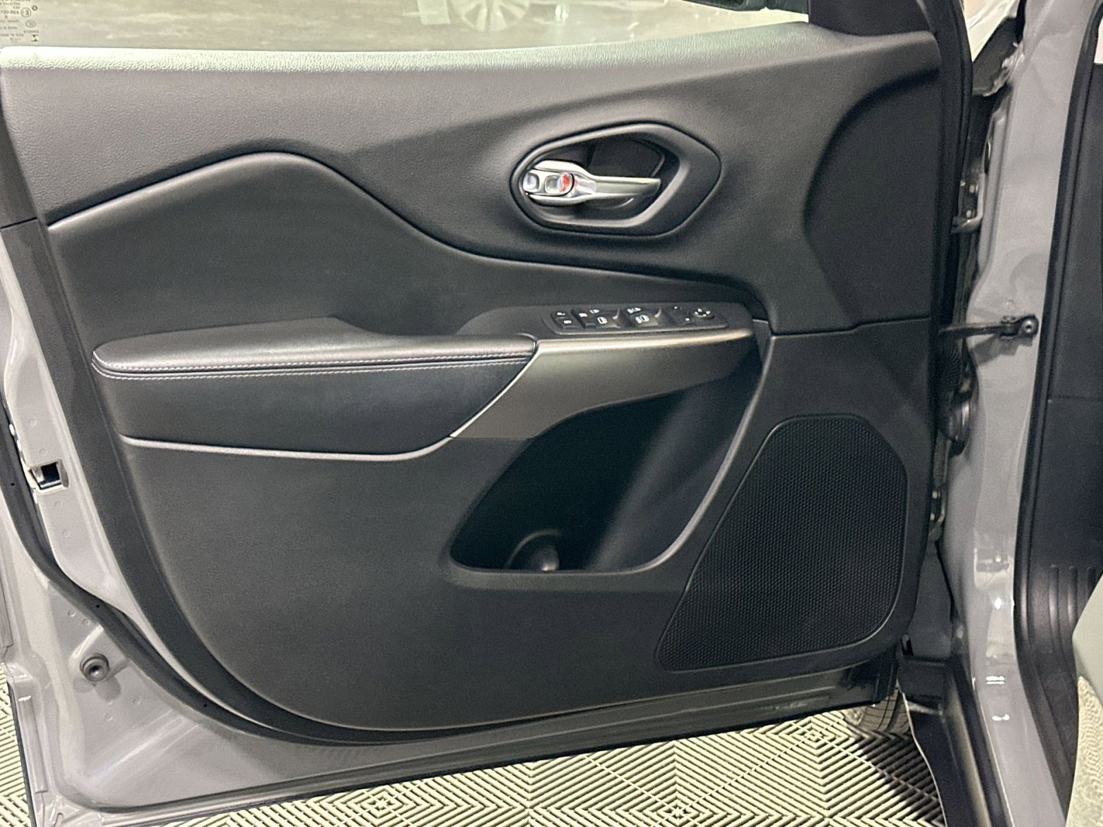 Used 2019 Jeep Cherokee Latitude Plus w/ Comfort/Convenience Group image 15