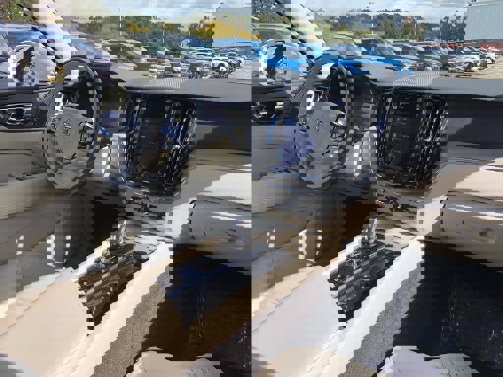 Used 2023 Volvo XC60 T8 Plus image 18