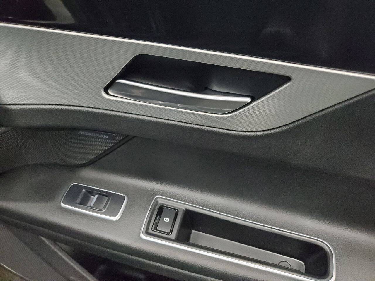 Used 2016 Jaguar XF Premium image 16