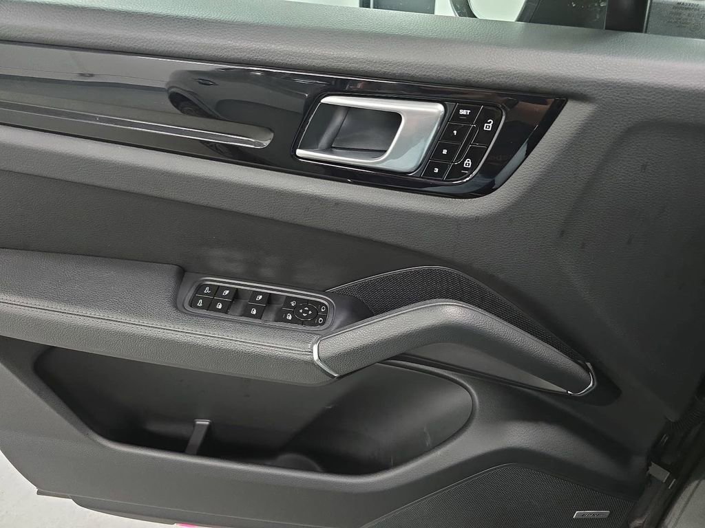 Certified 2021 Porsche Cayenne Coupe AWD/4WD image 23