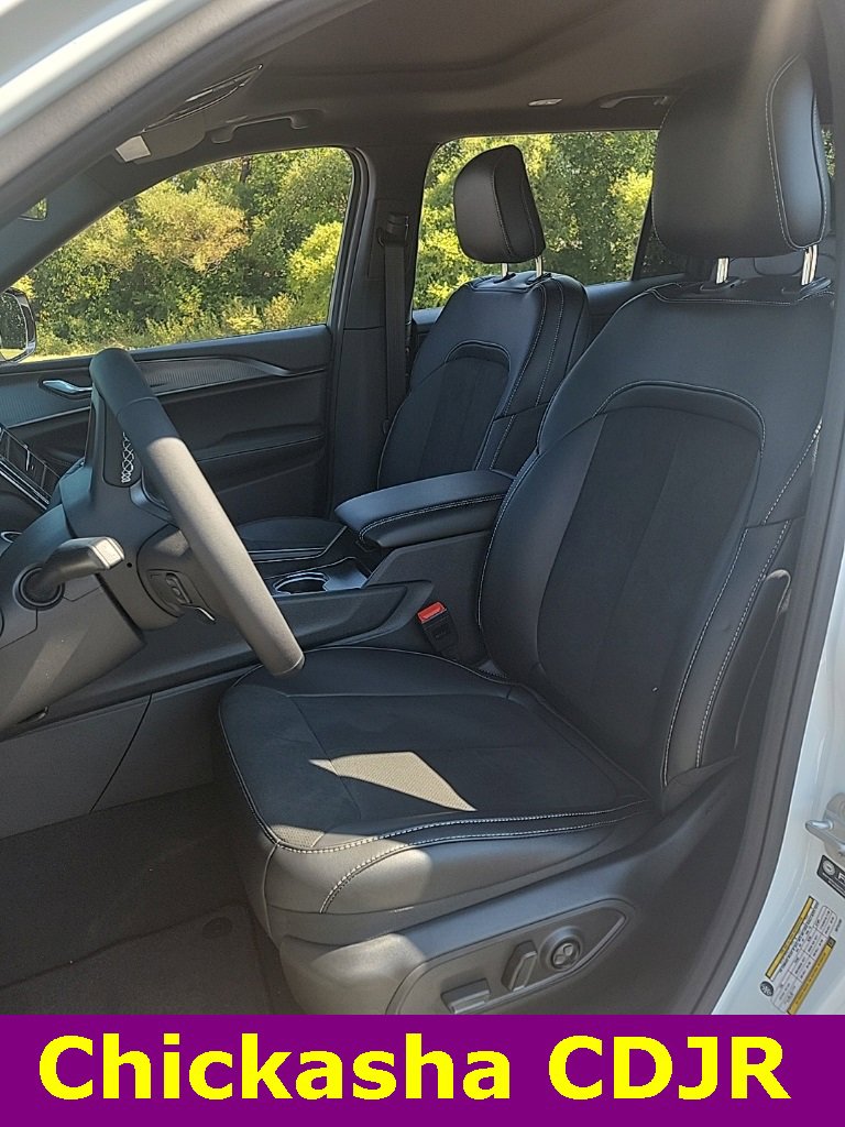 New 2025 Jeep Grand Cherokee L Altitude image 9