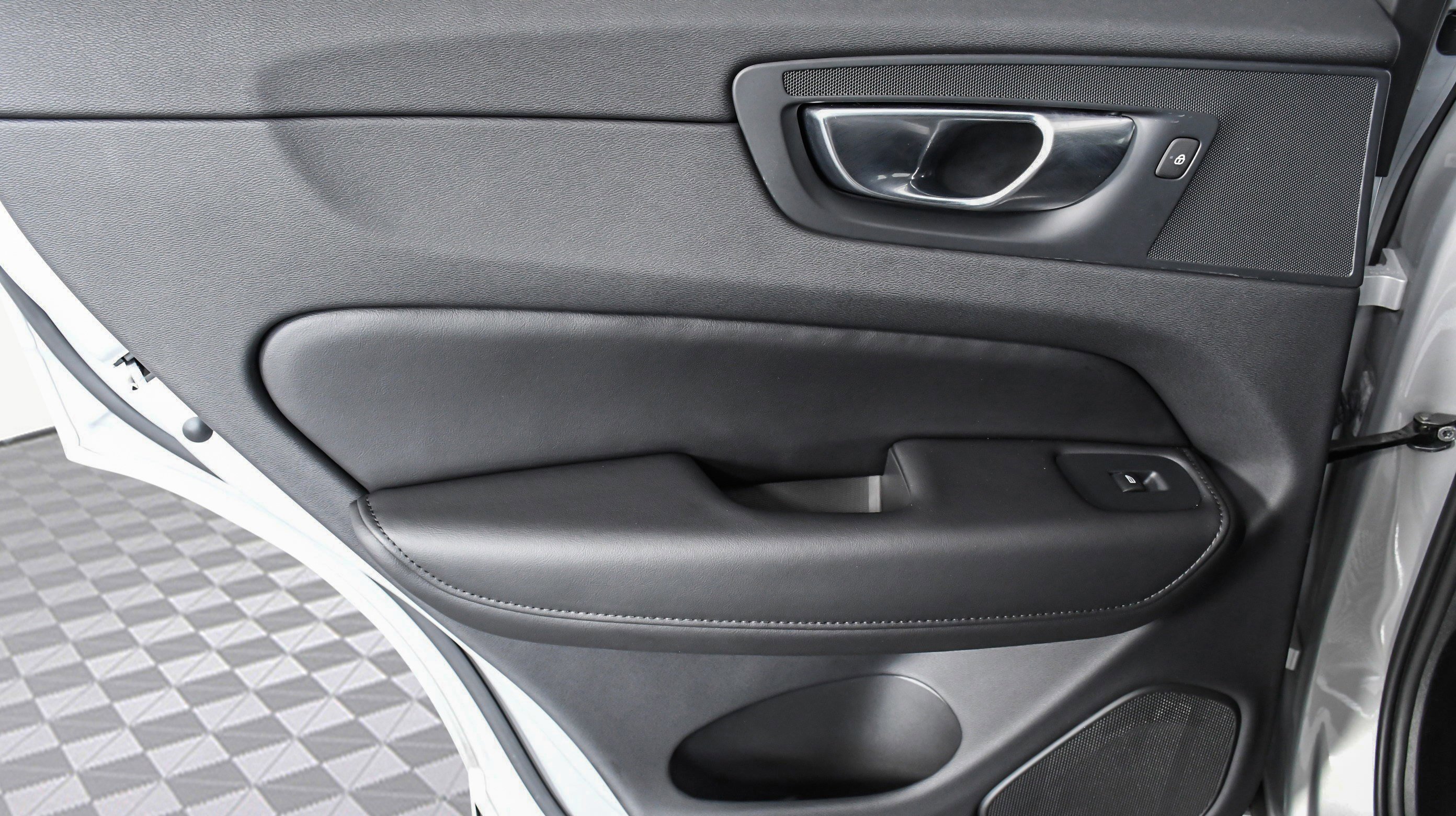 Used 2025 Volvo XC60 B5 Plus image 24