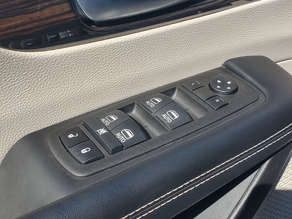 Used 2022 Chrysler Pacifica Limited AWD/4WD image 22