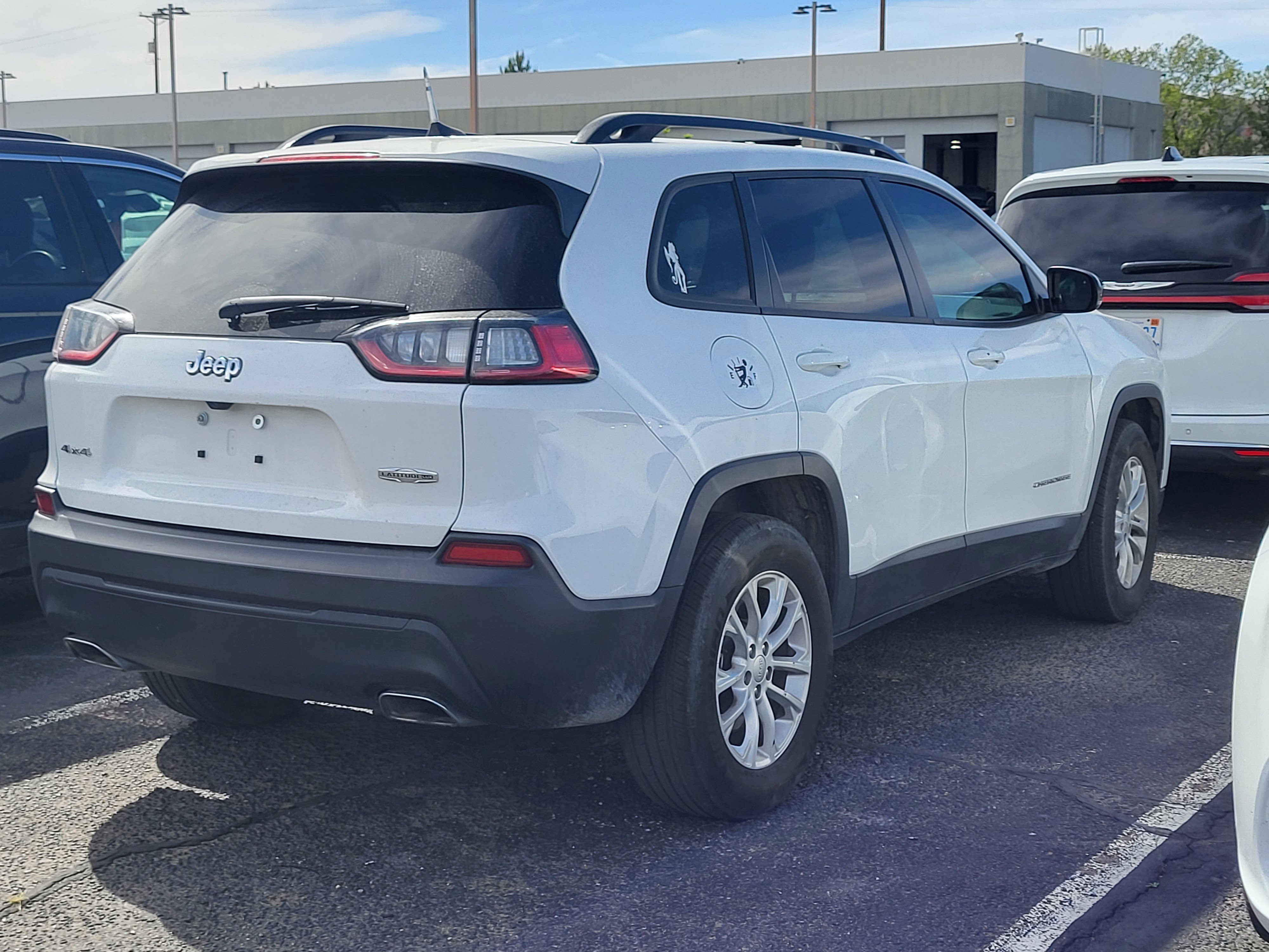 Used 2022 Jeep Cherokee Latitude Lux w/ Mopar Interior Package AWD/4WD image 17