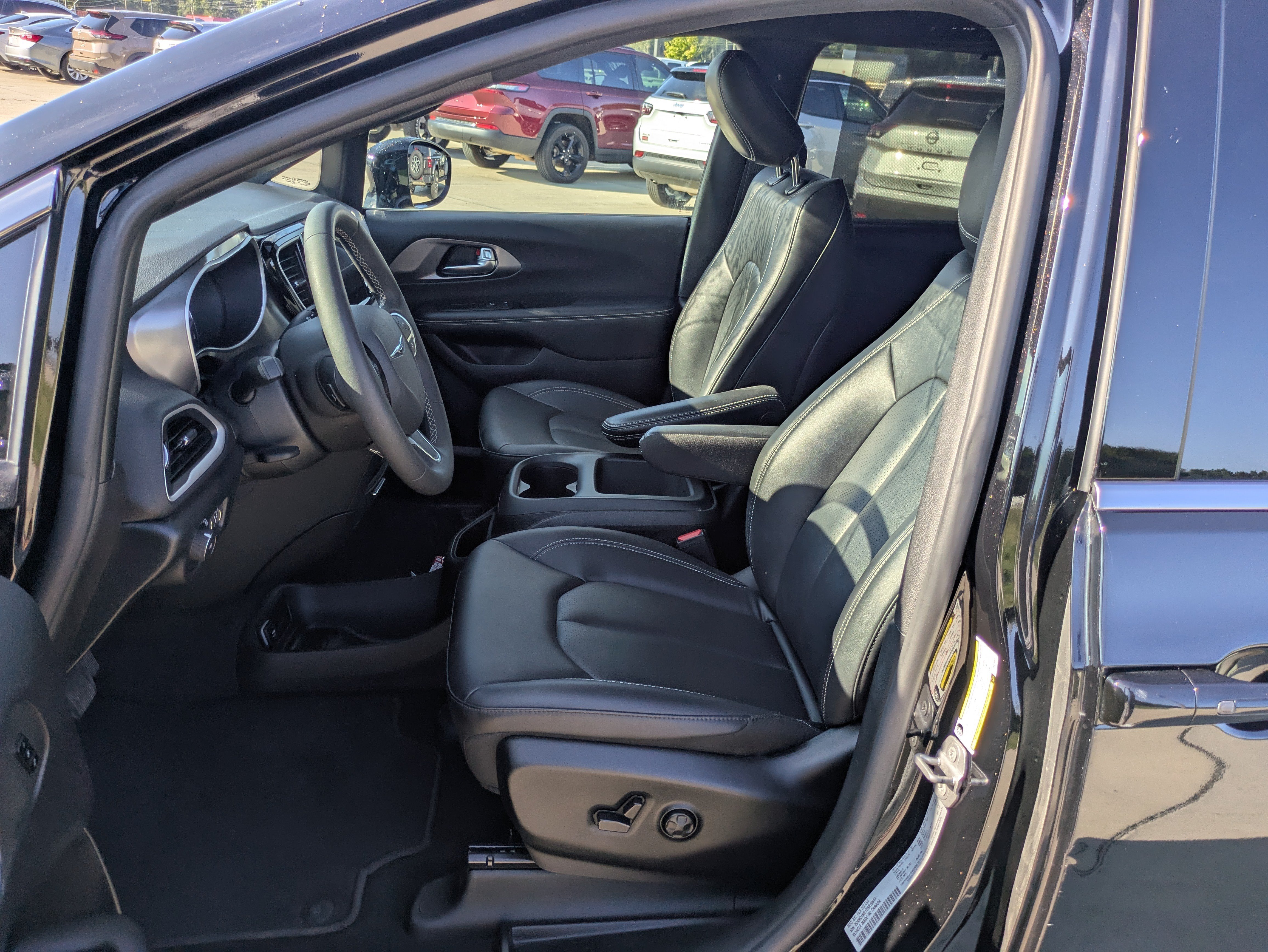 Used 2026 Chrysler Pacifica Select FWD image 4