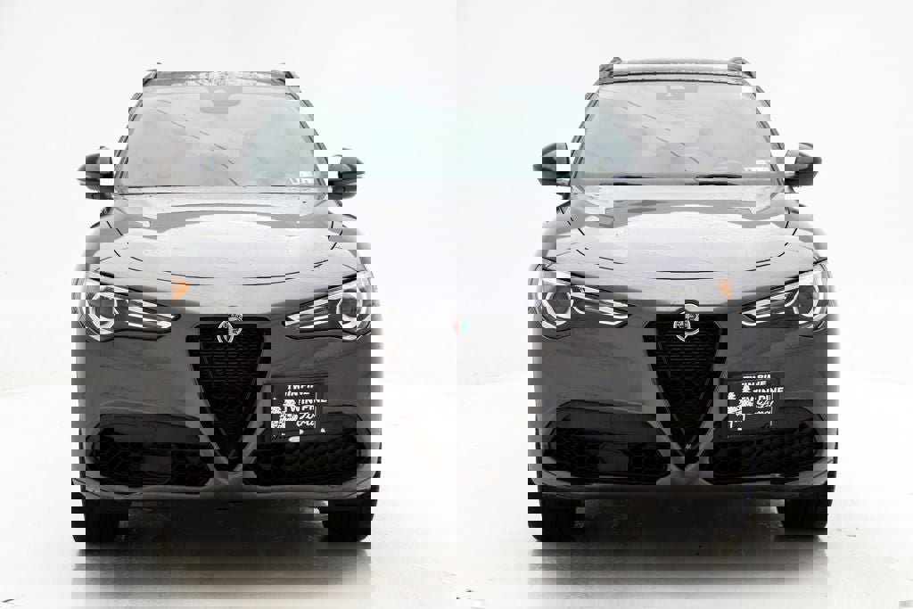 Used 2022 Alfa Romeo Stelvio Veloce image 3