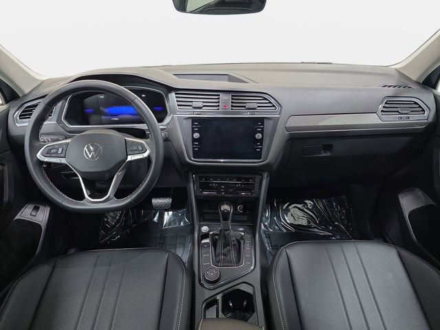 Used 2024 Volkswagen Tiguan SE w/ Panoramic Sunroof Package image 10