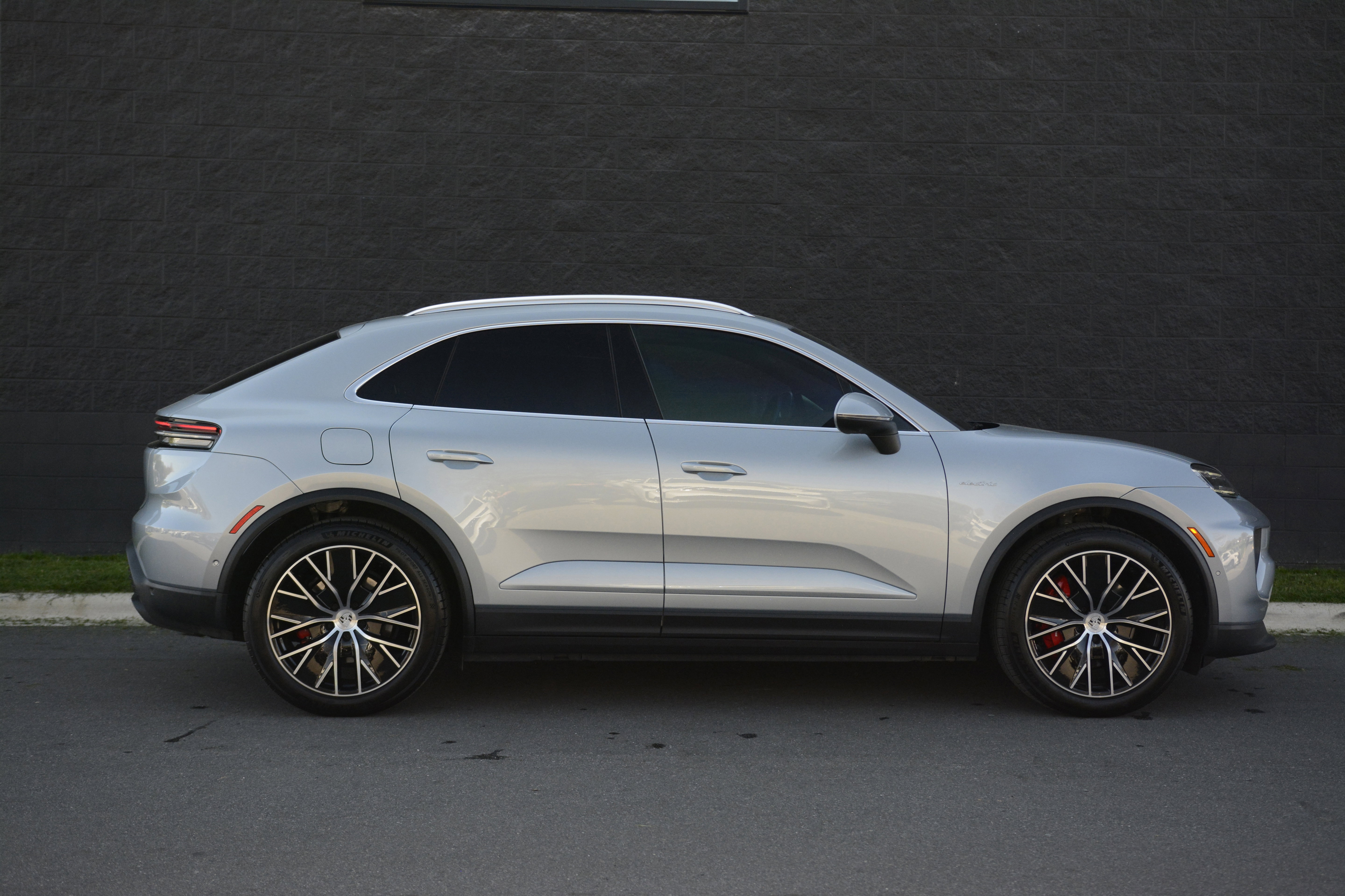 Certified 2025 Porsche Macan 4S Electric image 8