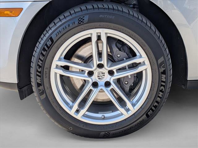 Certified 2025 Porsche Macan Turbo image 29