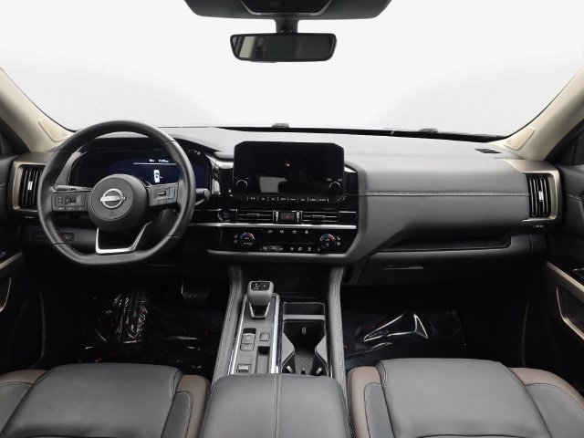 Used 2025 Nissan Pathfinder Platinum FWD image 13