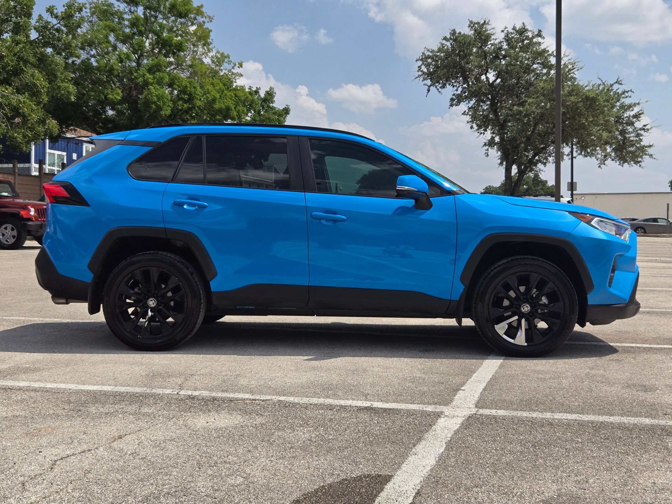 Used 2021 Toyota RAV4 XLE Premium FWD image 2