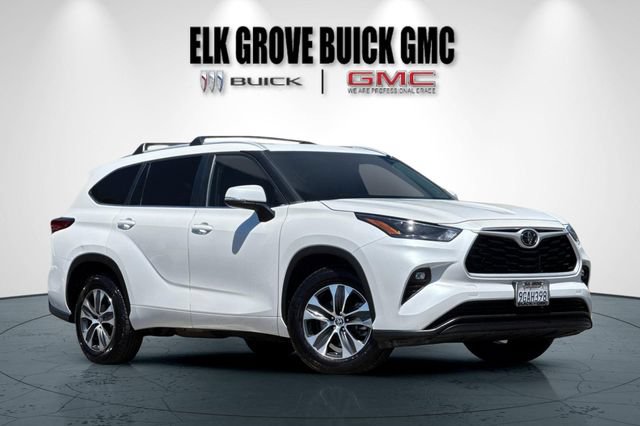 Used 2023 Toyota Highlander XLE FWD image 2