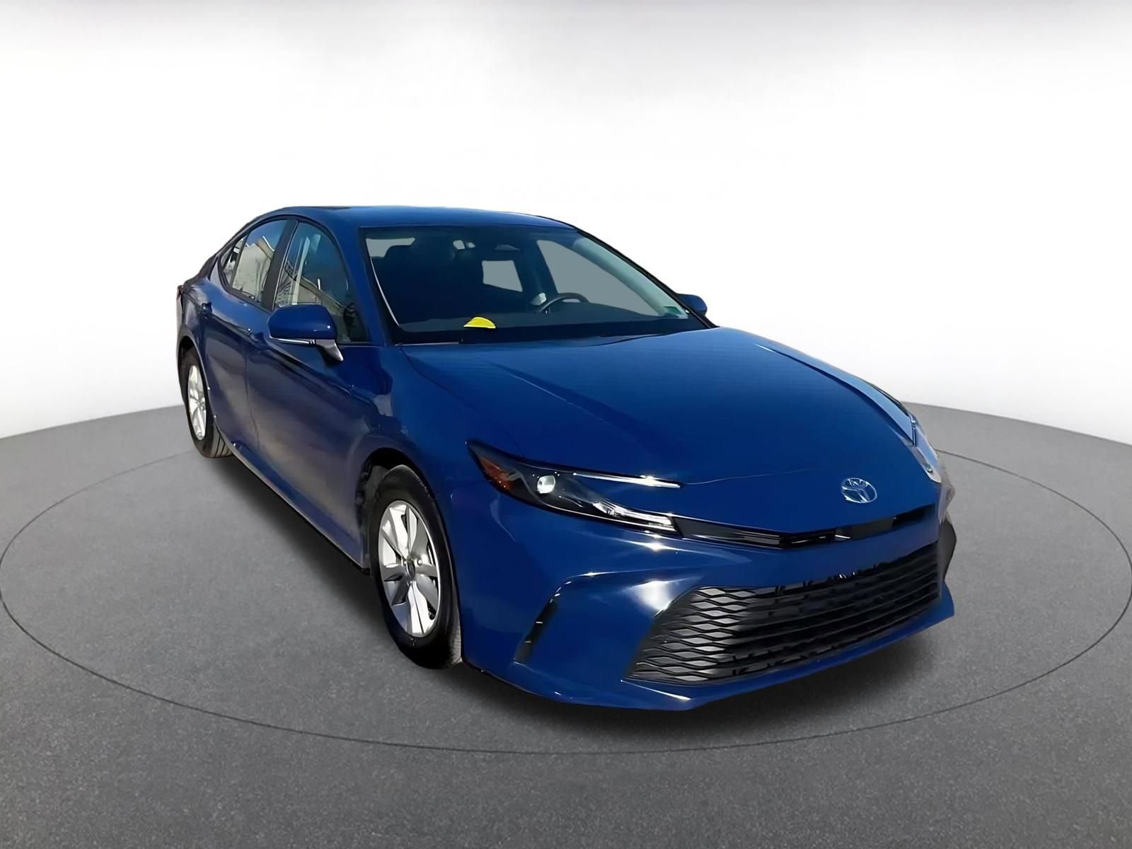 Used 2025 Toyota Camry LE image 3