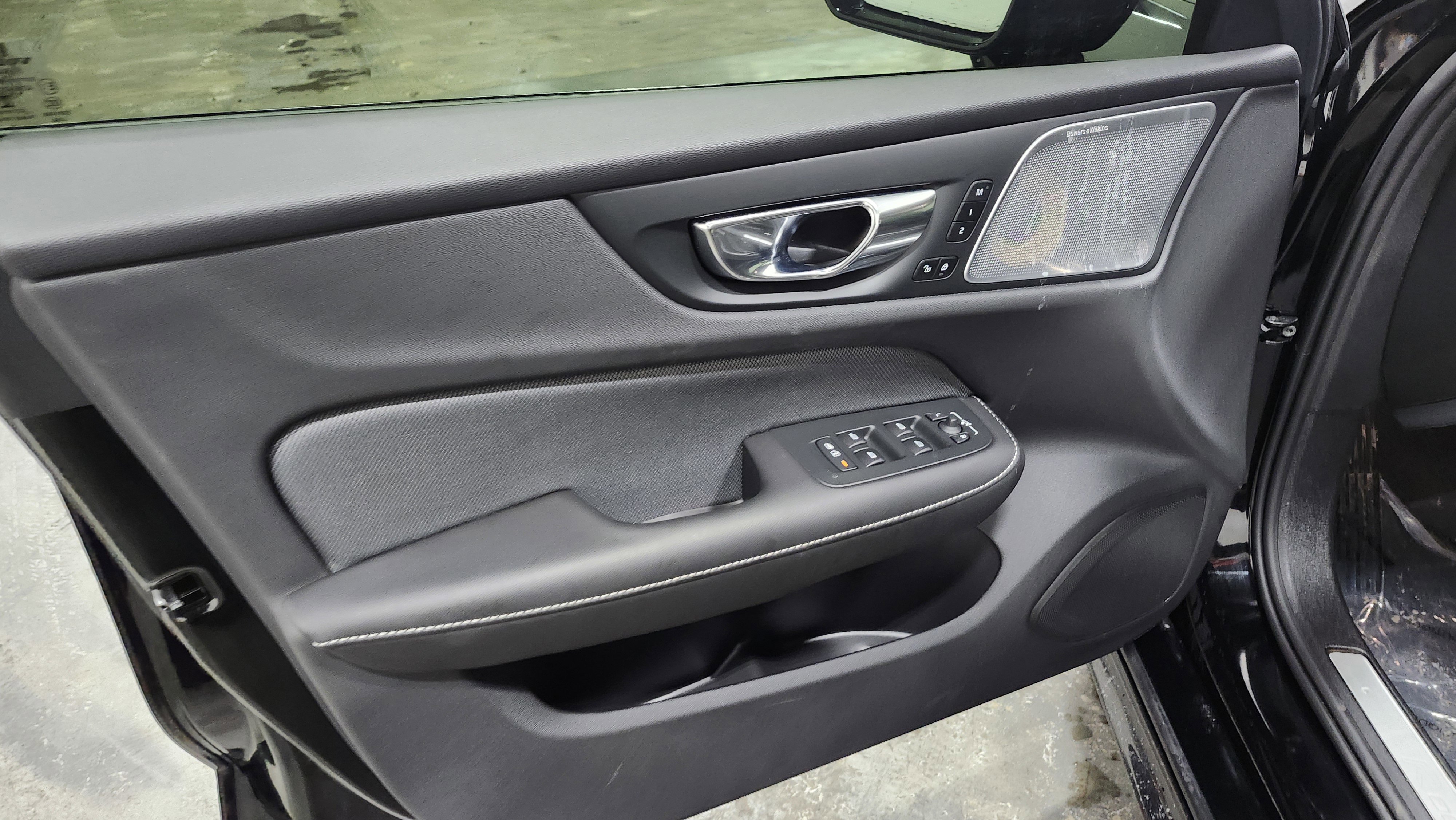 Used 2020 Volvo S60 T6 R-Design image 27