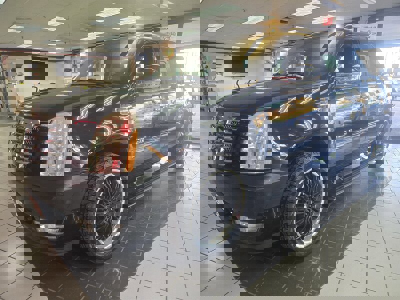 Used 2009 Cadillac Escalade EXT image 1