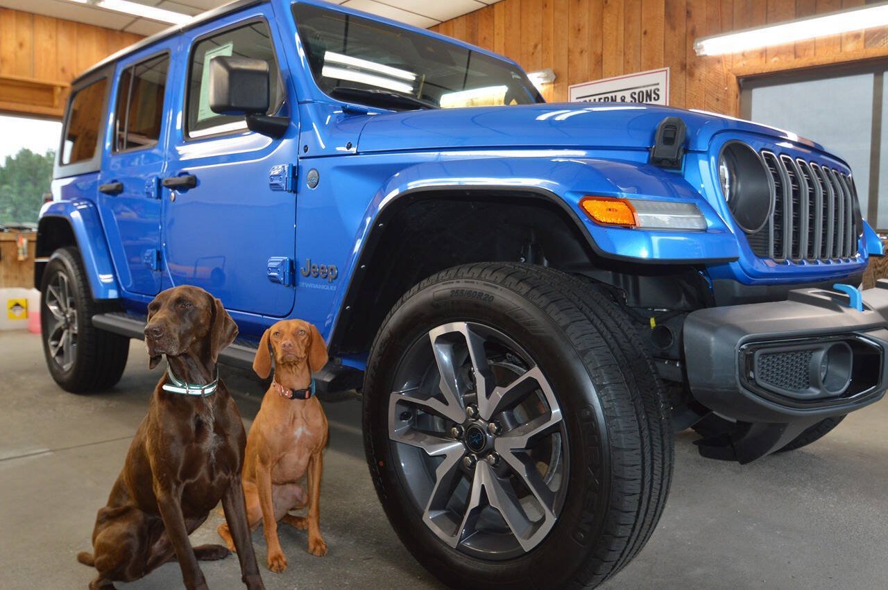 Used 2024 Jeep Wrangler Unlimited w/ Convenience Group AWD/4WD image 2