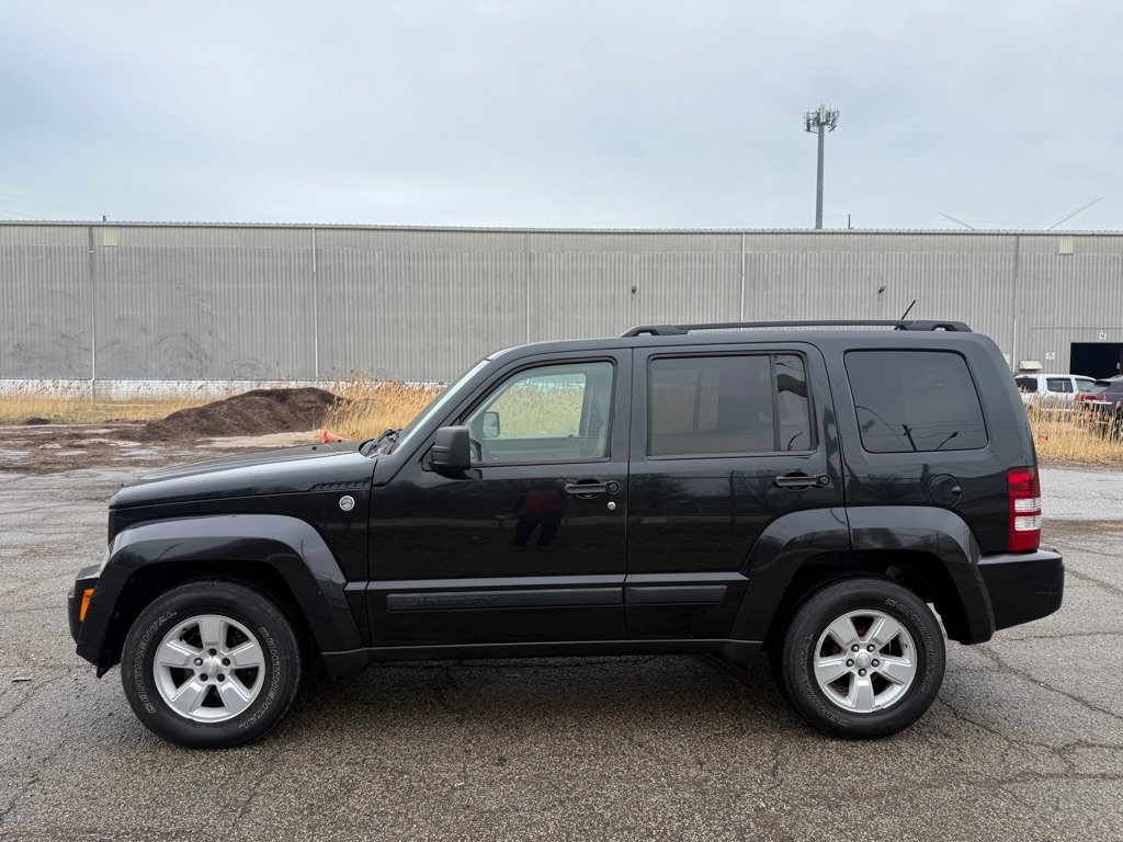 Used 2010 Jeep Liberty Sport w/ Popular Equipment Group AWD/4WD image 2