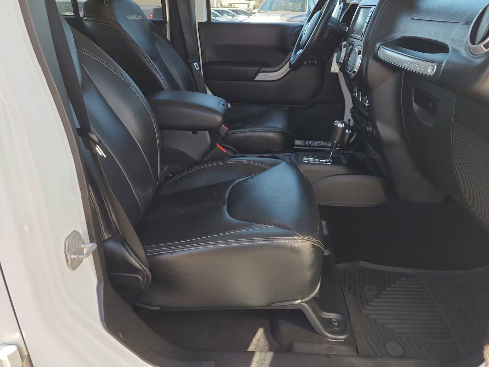 Used 2015 Jeep Wrangler Unlimited Rubicon w/ Connectivity Group AWD/4WD image 22