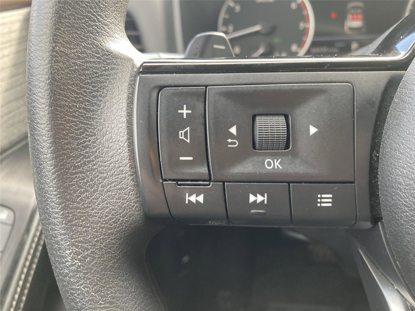 Used 2023 Nissan Rogue SV image 23