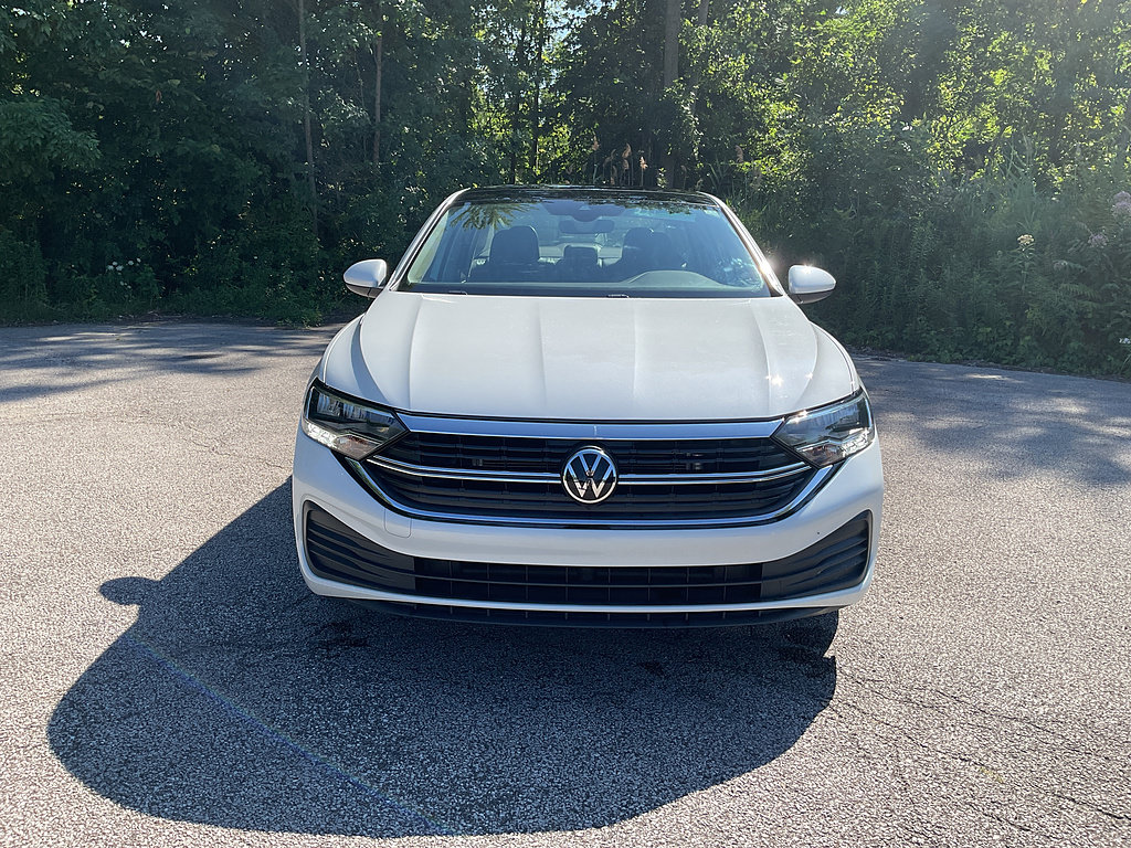 Used 2023 Volkswagen Jetta SE w/ Panoramic Sunroof Package FWD image 2