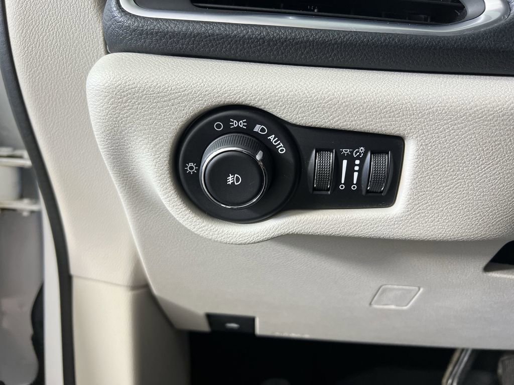 Used 2019 Chrysler Pacifica Limited FWD image 19
