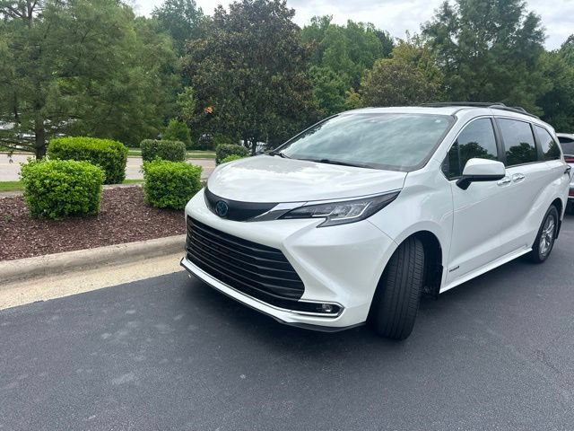 Used 2021 Toyota Sienna XLE w/ XLE Plus Package FWD image 4