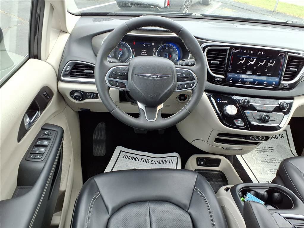 Used 2023 Chrysler Pacifica Touring-L image 4