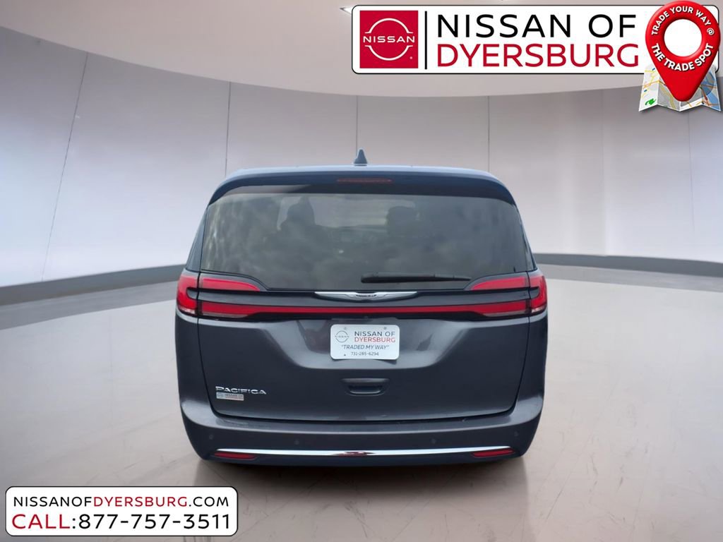 Used 2023 Chrysler Pacifica Touring-L image 4