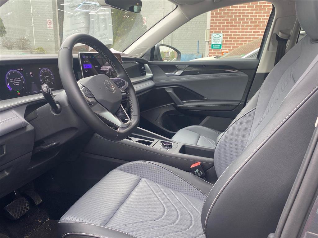 Used 2025 Volkswagen Tiguan SE image 8