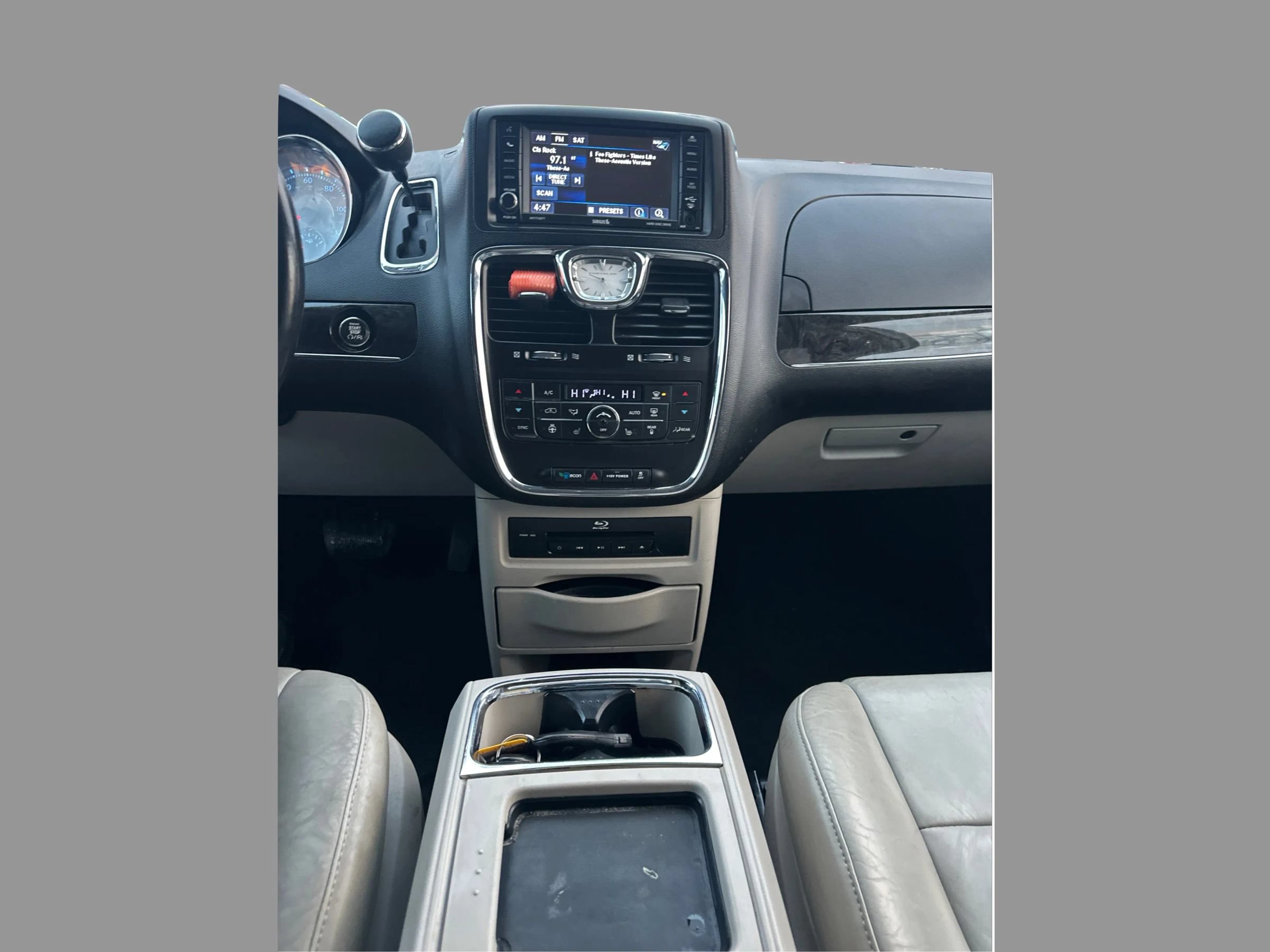 Used 2015 Chrysler Town & Country Limited Platinum FWD image 19