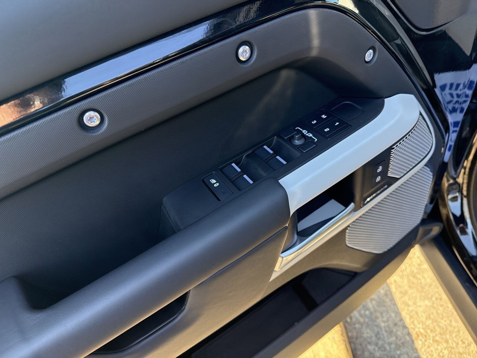 Used 2024 Land Rover Defender 130 X-Dynamic SE image 14