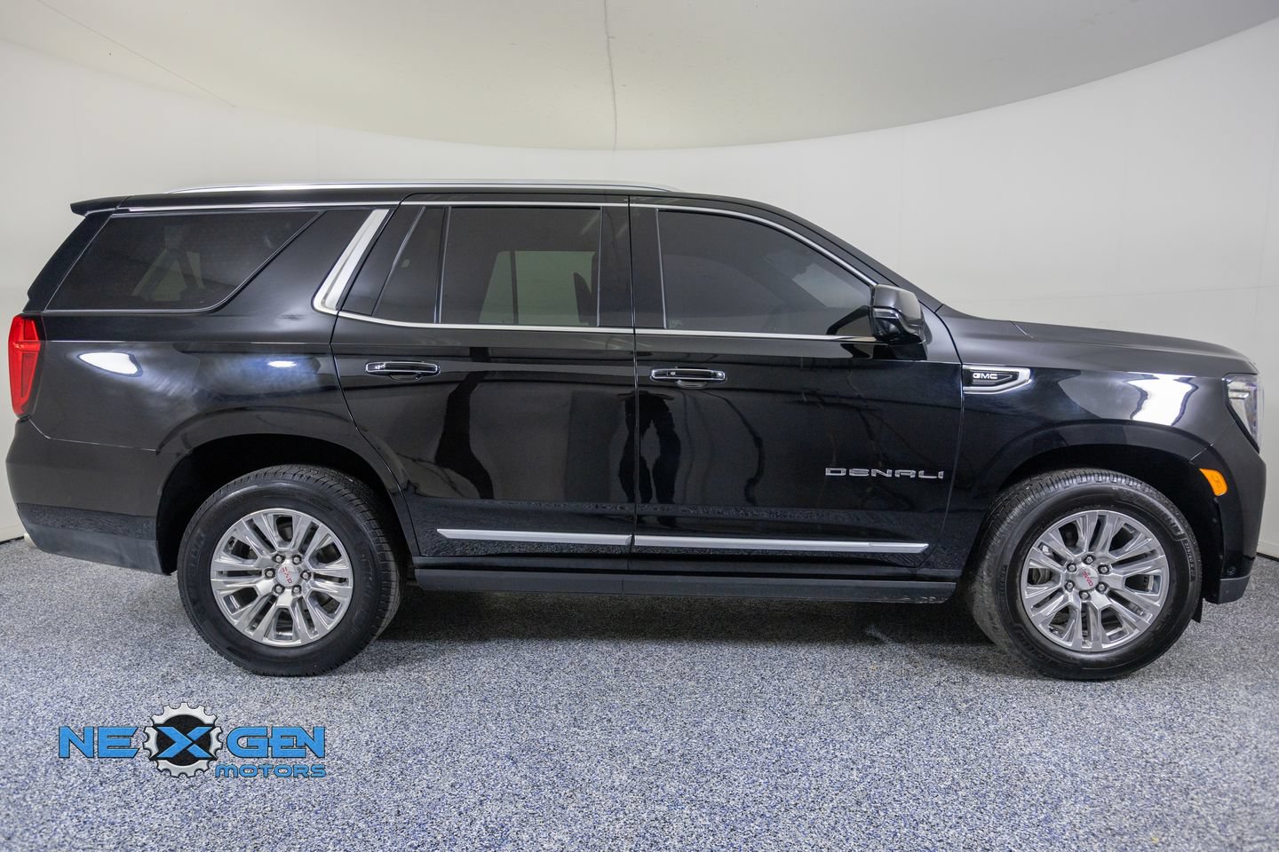 Used 2023 GMC Yukon Denali w/ Advanced Technology Package AWD/4WD image 8