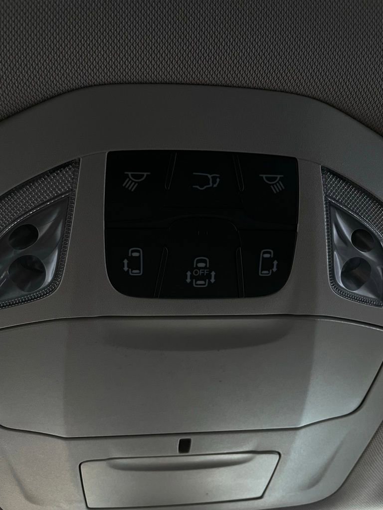 Used 2022 Chrysler Voyager LX image 35