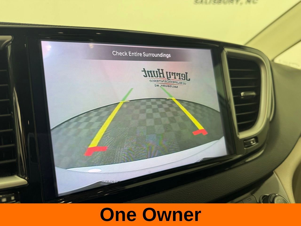 Used 2023 Chrysler Pacifica Touring-L image 3