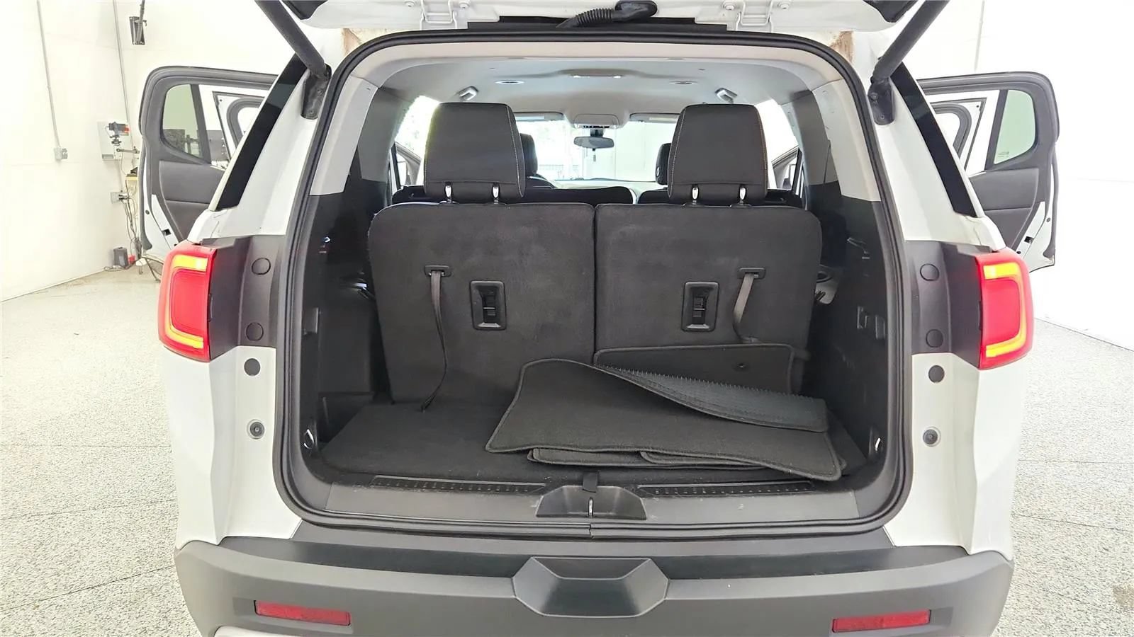 Used 2017 GMC Acadia SLE FWD image 19