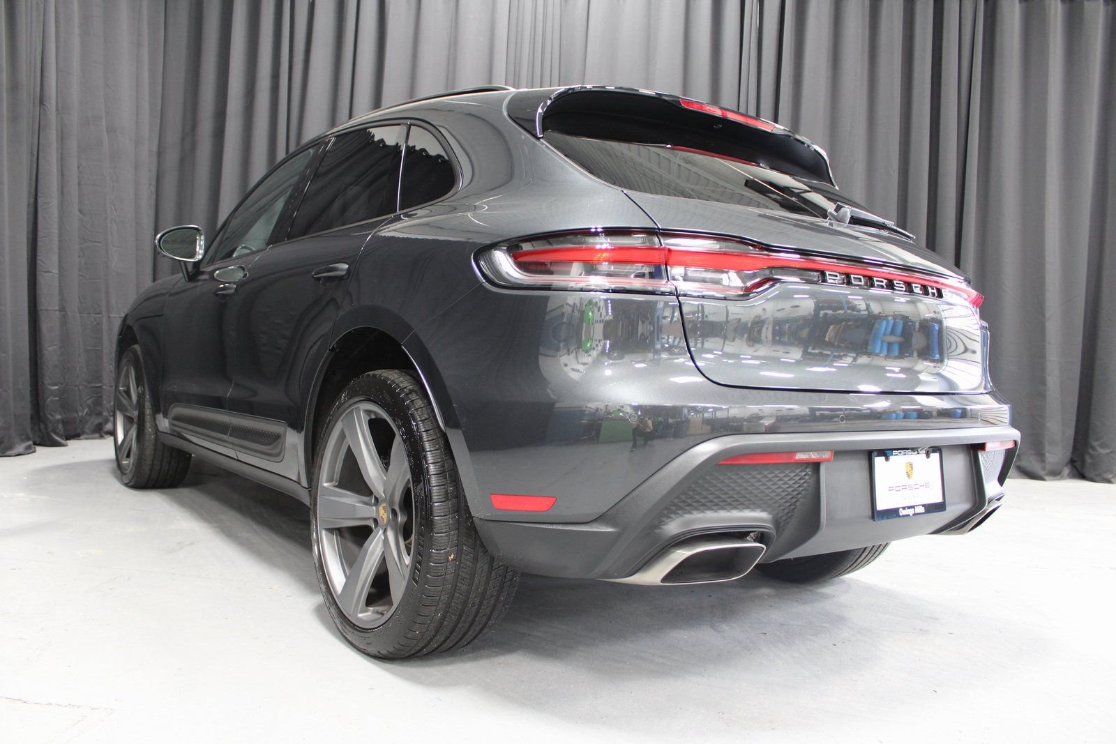 Certified 2025 Porsche Macan AWD/4WD image 8