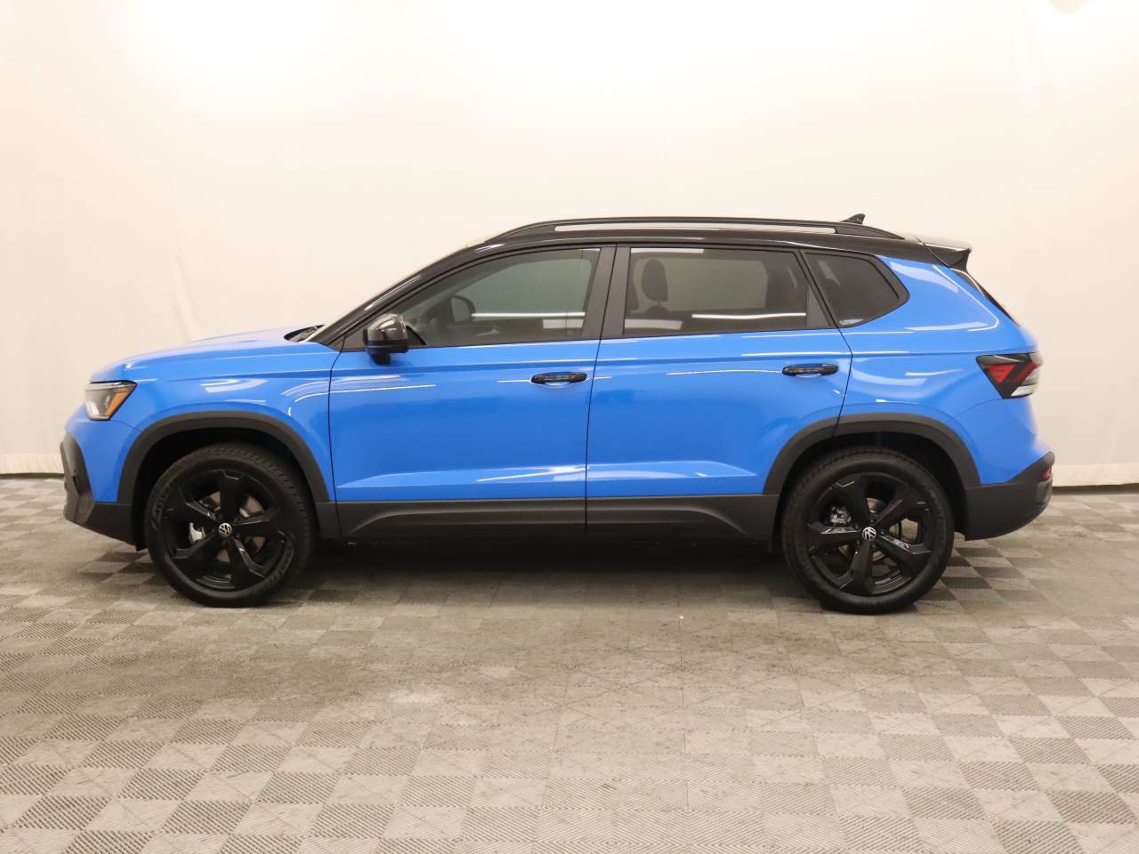New 2026 Volkswagen Taos SE AWD/4WD image 2