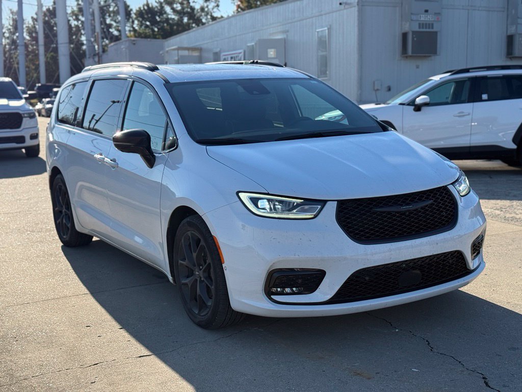 Used 2024 Chrysler Pacifica Limited w/ Uconnect Theater Family Group FWD image 4