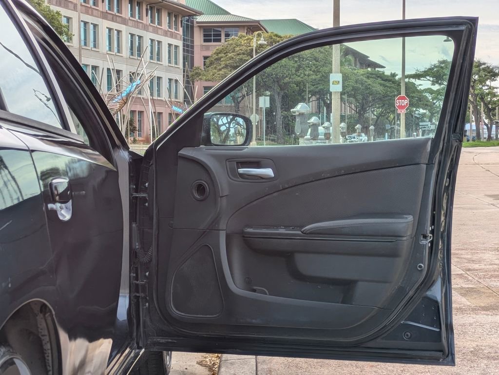 Used 2018 Dodge Charger SXT w/ Blacktop Package RWD image 10