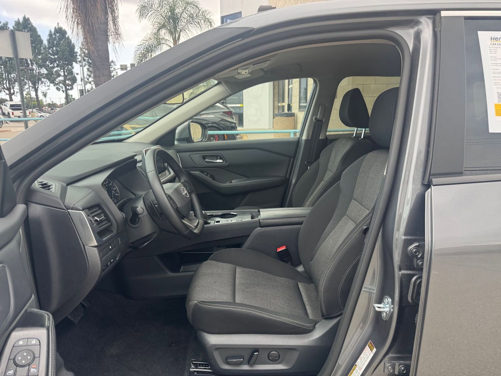 Used 2025 Nissan Rogue SV FWD image 29